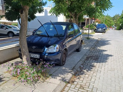 Αυτοκίνητα σε πεζοδρόμια