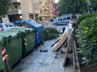 Στρωματα και επιπλα σε πεζοδρομοιο  	Κονίτσης