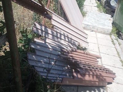 Αντικείμενα στο πεζοδρόμιο 	Ανδρούτσου