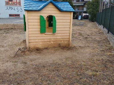 Βανδαλισμένο παιδικό σπιτάκι με επικίνδυνη σιδερία-αλυσίδα