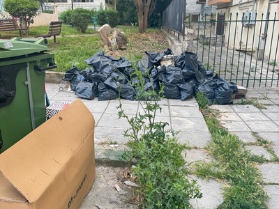 μπαζα στο πεζοδρομιο σε  σακούλες Κολχίδος