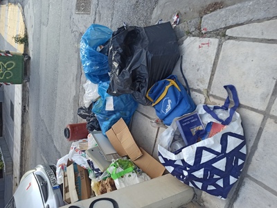 ΠΑΡΑΤΗΜΕΝΑ ΣΚΟΥΠΙΔΙΑ ΠΑΝΩ ΣΕ ΠΕΖΟΔΡΟΜΙΟ 	Δρακοπούλου