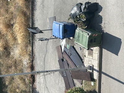 Σπασμένα έπιπλα στο δρόμο πεταμένα!  	Ανδρέα Παπανδρέου