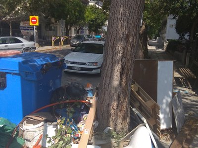 Παρατημένα υλικά ανακαίνισης σε κάδο 