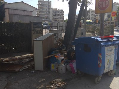 Παρατημένα υλικά ανακαίνισης σε κάδο 