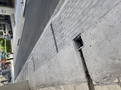 ΣΠΑΣΜΕΝΑ ΠΛΑΣΤΙΚΑ ΚΑΠΑΚΙΑ ΦΡΕΑΤΙΩΝ ΟΙΚΟΔΟΜΩΝ  πρόσφατη ανάπλαση πεζοδρομίων στην Ιπποκράτους και στην Ιουστινιανού