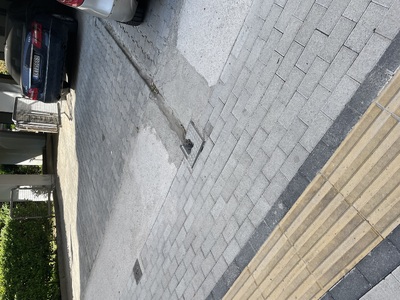 ΣΠΑΣΜΕΝΑ ΠΛΑΣΤΙΚΑ ΚΑΠΑΚΙΑ ΦΡΕΑΤΙΩΝ ΟΙΚΟΔΟΜΩΝ  πρόσφατη ανάπλαση πεζοδρομίων στην Ιπποκράτους και στην Ιουστινιανού