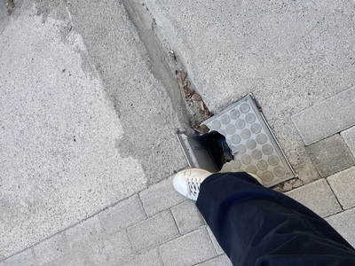 ΣΠΑΣΜΕΝΑ ΠΛΑΣΤΙΚΑ ΚΑΠΑΚΙΑ ΦΡΕΑΤΙΩΝ ΟΙΚΟΔΟΜΩΝ  πρόσφατη ανάπλαση πεζοδρομίων στην Ιπποκράτους και στην Ιουστινιανού