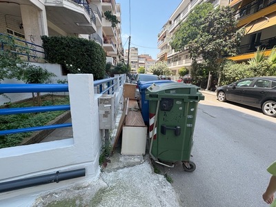 κλειστο πεζοδρομιο εδω και μερες Παύλου Καρολίδη