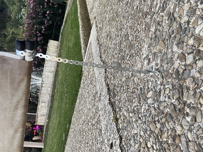 Επικίνδυνη εγκατάσταση αφισών στην πλαζ Αρετσού !!!!