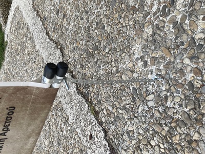 Επικίνδυνη εγκατάσταση αφισών στην πλαζ Αρετσού !!!!