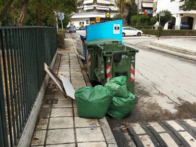Κάδοι απορριμάτων έμπροσθεν 14 Νηπιαγωγείου Καλαμαριάς