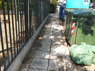 Κάδοι απορριμάτων έμπροσθεν 14 Νηπιαγωγείου Καλαμαριάς