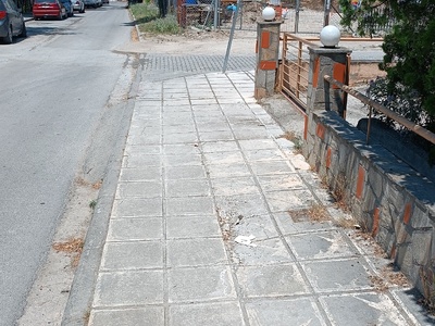 Σπασμένο πεζοδρόμιο  Σουλίου