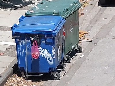 παρατημένα έπιπλα κλπ