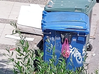 παρατημένα έπιπλα κλπ