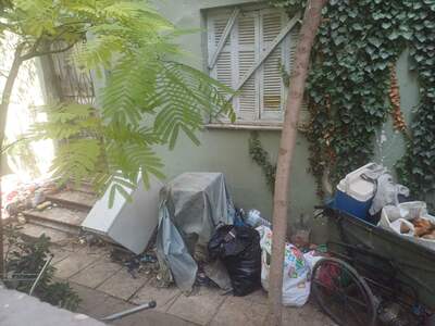 Παρατημένη μονοκατοικία έχει μετατραπεί σε χωματερή  	Παπαδημητρίου