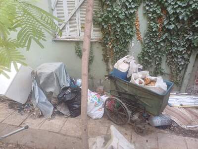 Παρατημένη μονοκατοικία έχει μετατραπεί σε χωματερή  	Παπαδημητρίου