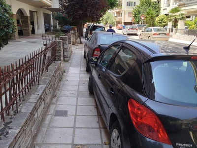 Παρκαρισμένα αυτοκίνητα στα πεζοδρομια   Καυκάσου