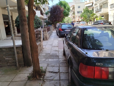 Παρκαρισμένα αυτοκίνητα στα πεζοδρομια   Καυκάσου