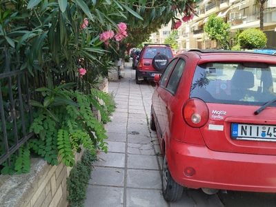 Παρκαρισμένα αυτοκίνητα στα πεζοδρομια   Καυκάσου