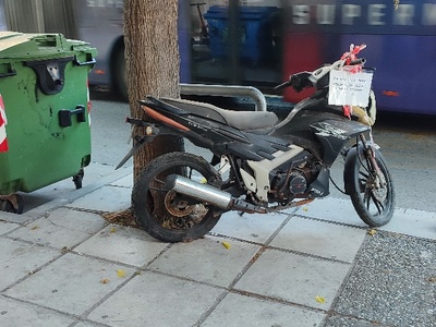 εγκαταλελειμμένο μηχανάκι 	Εθνικής Αντιστάσεως
