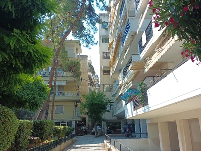 Κοπή κλαδιών πεύκου Μητροπολίτου Χρυσάνθου