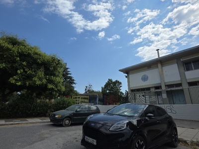 έξω από το 4ο Δημοτικό