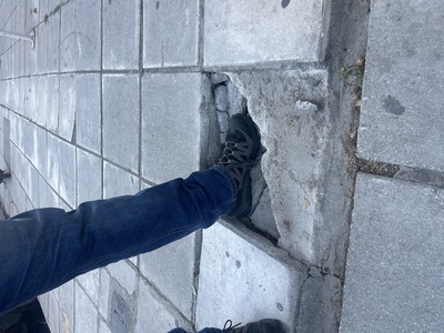 Επικίνδυνη καθίζηση πεζοδρομίου Χηλής