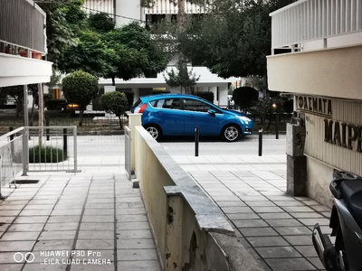 Καταστροφή Κωλονακια πεζοδρόμιο  	Μητροπολίτου Χρυσάνθου