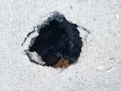 τρύπα στην άσφαλτο  Ολυμπιάδος με Θέτιδος