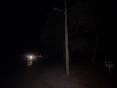 καμένη λαμπες στο παρκο εξω απο το παλατακι