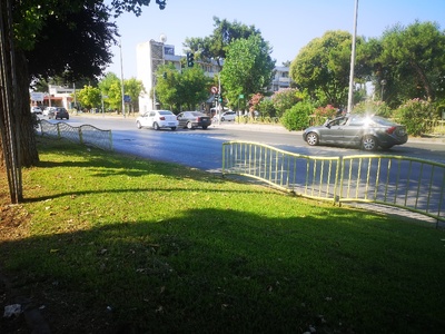 Λείπουν κάγκελα  δίπλα ακριβώς από την στάση  "Πρόνοια" του Φοίνικα.