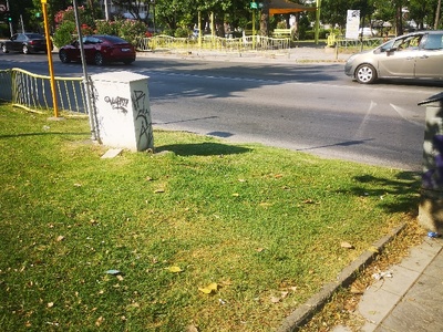 Λείπουν κάγκελα  δίπλα ακριβώς από την στάση  "Πρόνοια" του Φοίνικα.