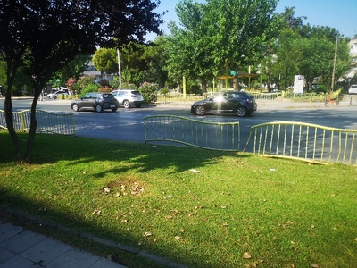 Λείπουν κάγκελα  δίπλα ακριβώς από την στάση  "Πρόνοια" του Φοίνικα.