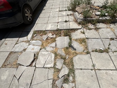Συντήρηση πλακών πεζοδρομίου στην Κωνσταντινουπόλεως