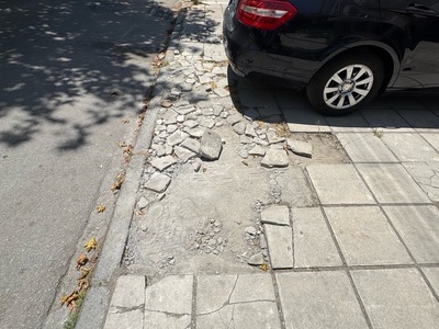 Συντήρηση πλακών πεζοδρομίου στην Κωνσταντινουπόλεως