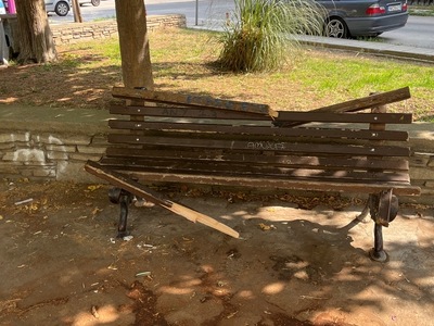 σπασμενα παγκακια  πάρκο στην Καυκάσου