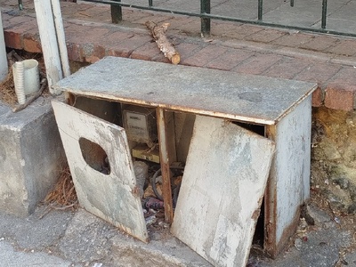 Σπασμένο ΚΑΦΑΟ έξω από σχολείο Σμύρνης