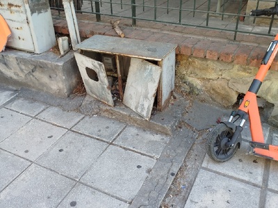 Σπασμένο ΚΑΦΑΟ έξω από σχολείο Σμύρνης