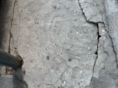 Επικίνδυνο πεζοδρόμιο 	Καπετάν Γιώργη