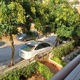 Αυτοκινητο σταθμευμένα σε πεζοδρόμιο φράζοντας πόρτα ΑΜΕΑ.