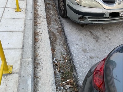 Επικίνδυνη λακουβα  στο δρόμο 	Θερμαϊκού