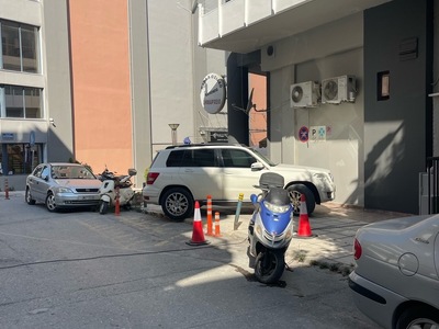 Έλεγχος νόμιμης τοποθέτησης κορινών επί οδοστρώματος γωνιπας Σουμελά και Αργυρουπόλεως. Παρατημένα μηχανάκια στον ίδιο χώρο.