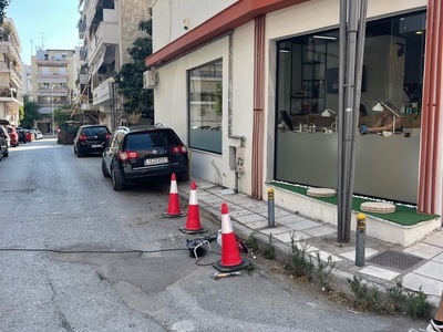 Έλεγχος νόμιμης τοποθέτησης κορινών επί οδοστρώματος γωνιπας Σουμελά και Αργυρουπόλεως. Παρατημένα μηχανάκια στον ίδιο χώρο.