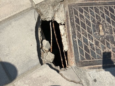 Τρυπα πανω σε πεζοδρομιο