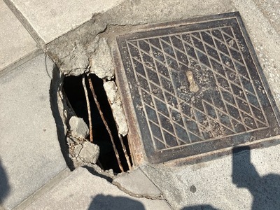 Τρυπα πανω σε πεζοδρομιο