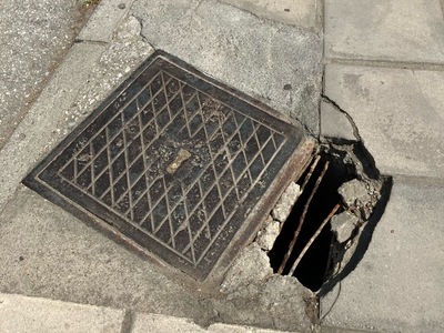 Τρυπα πανω σε πεζοδρομιο