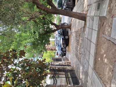 Παρκαρισμένα αυτοκίνητα σε μόνιμη βάση στην Δ Καραολη