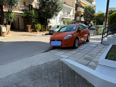 Παρκαρισμένα αυτοκίνητα που εμποδίζουν την ορατότητα  	Π. Καρολίδου